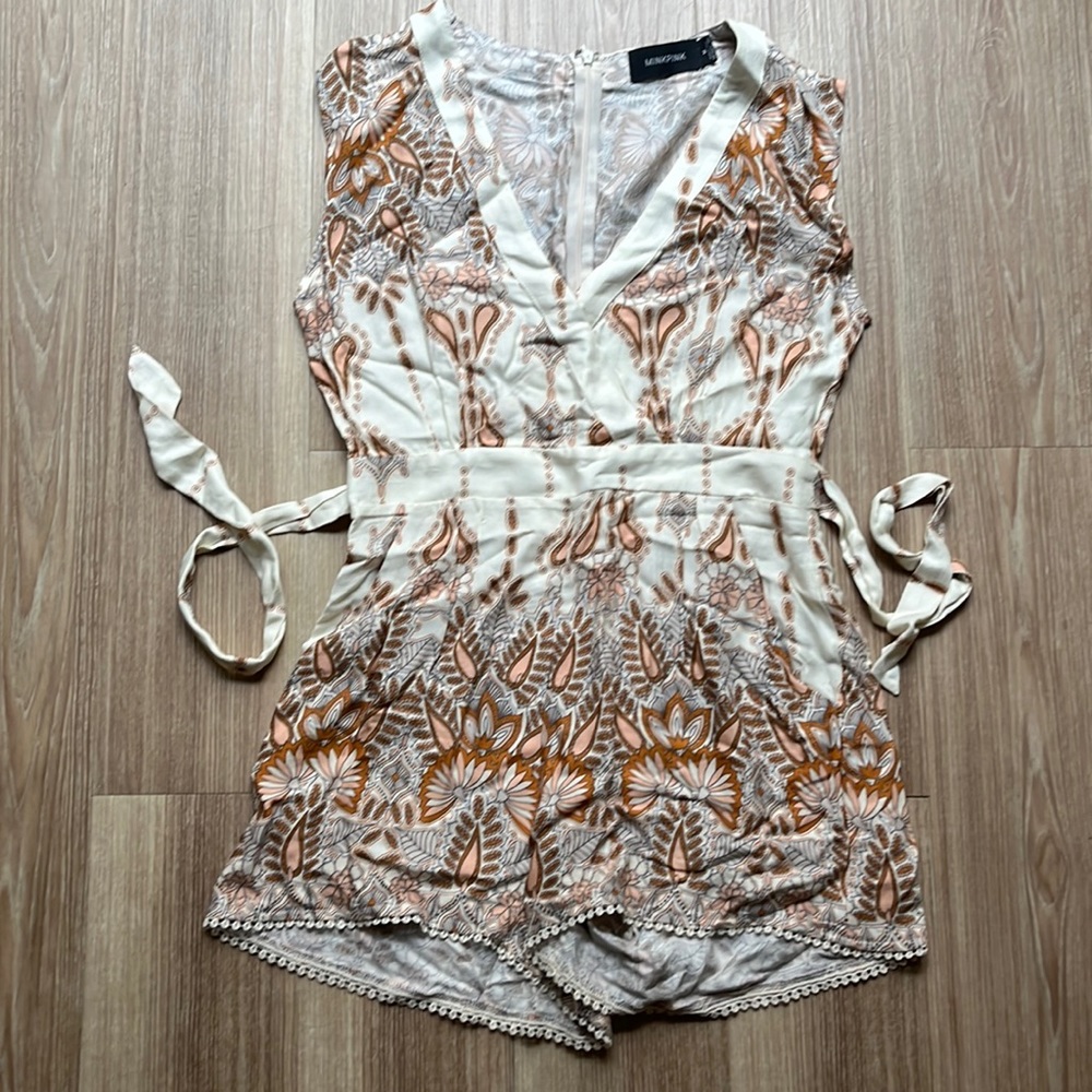 Adorable silky romper NWOT